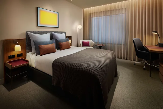 غرفة بسرير كوين، Next Hotel Melbourne, Curio Collection by Hilton 1/6