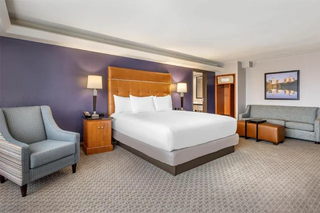 غرفة بسرير كينج مع أريكة لذوي الإعاقة، Drury Inn Suites Atlanta Morrow 1/3