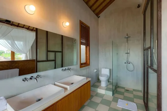 غرفة تنفيذية بسرير كينج بحوض استحمام، Zin Berawa Villas & Bungalows 4/4
