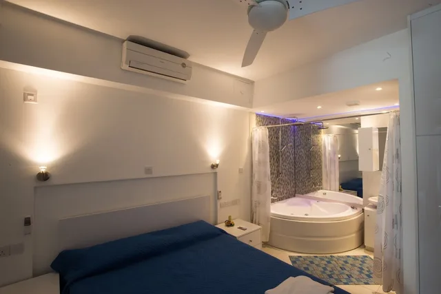 استوديو رومانسي بسرير كوين بحوض جاكوزي، Nissi 49 Apartments 9/9