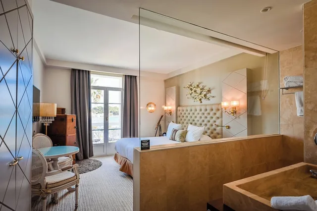 غرفة ديلوكس بإطلالة جزئية على البحر، GRAND HOTEL DES SABLETTES PLAGE, CURIO COLLECTION BY HILTON 10/10