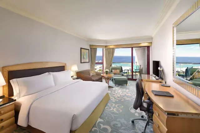 غرفة بسرير كينج بإطلالة جزئية على البحر، هيلتون جدة(Jeddah Hilton) 1/1