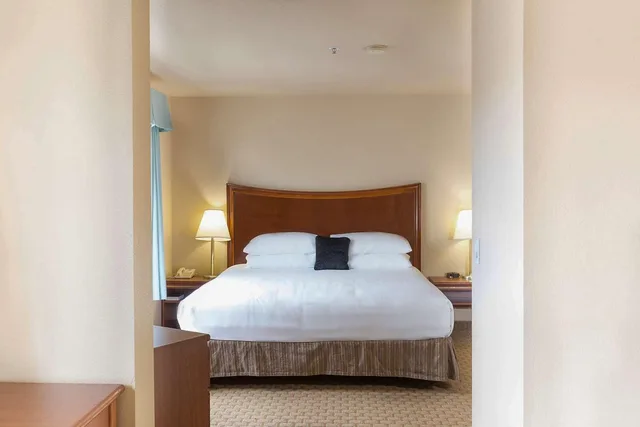 جناح عائلي بسرير كينج وسرير كوين مع أريكة، Red Lion Inn & Suites McMinnville 2/3