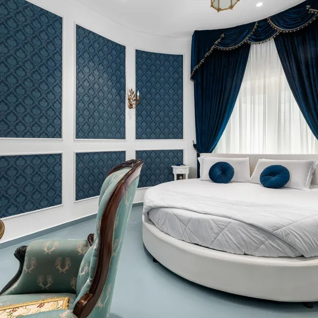 جناح جونيور، Hotel Regina 2/6