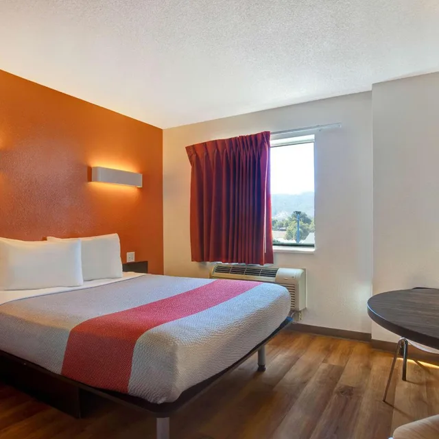 1 Queen Bed ADA/RI Shower، Motel6 Gilroy, CA 3/10