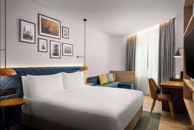 غرفة بسرير كينج بإطلالة على المدينة مع أريكة سرير في طابق مرتفع، Hilton Garden Inn Baku 1/4