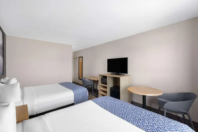 غرفة بسرير كينج وسريرين كوين، Super 8 By Wyndham St-Jerome 5/9