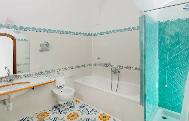 غرفة رباعية بسرير مزدوج وسريرين منفصلين، Hotel Vittoria Positano 2/2