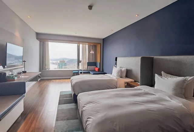 غرفة قياسية بسريرين منفصلين بإطلالة على البحر، Holiday Inn Express Zhoushan Dinghai 1/2