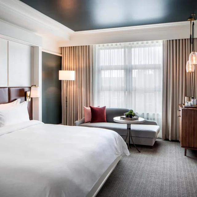 غرفة ديلوكس بسرير كينج بإطلالة على المدينة، PERRY LANE HOTEL, A LUXURY COLLECTION HOTEL, SAVANNAH 1/4