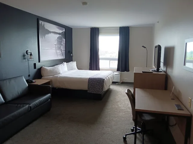Suite, King Bed, Sofa, Super 8 By Wyndham St-Jerome 2/4