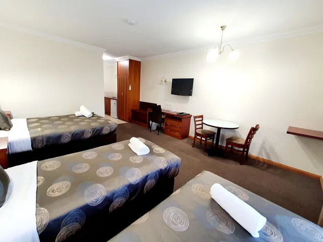 Deluxe, Family, Queen and Twin Beds, Golden Grain Motor Inn 3/4