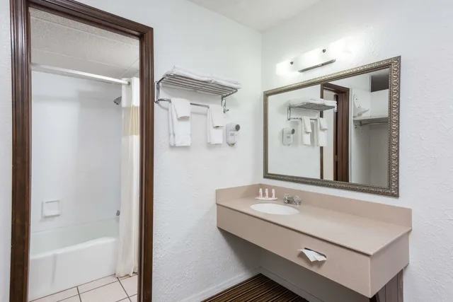 غرفة بسرير كينج، Ramada by Wyndham Mountain Home 7/9