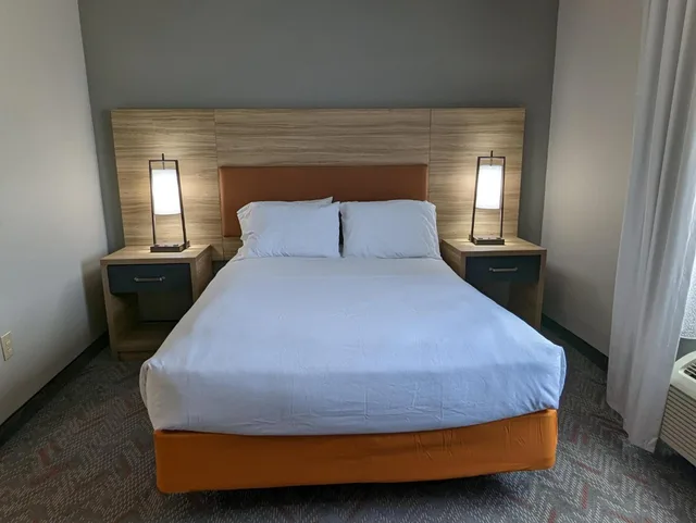 جناح استوديو بسرير كوين بحوض استحمام لذوي الإعاقة، CANDLEWOOD SUITES WILSON 1/2