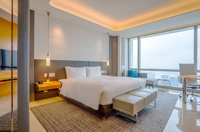 غرفة فاخرة بسرير كينج بإطلالة على البحر، Sofitel Haikou Hotel 2/8
