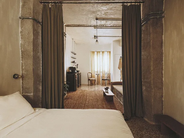 Glamour, King Bed، Mona Athens 2/3