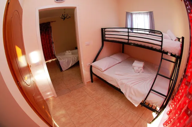 غرفة عائلية بسرير كوين وسرير فردي بشرفة، Hotel Primavera 8/10