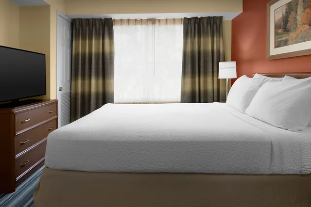 غرفة بسرير كينج بغرفة نوم واحدة مع أريكة لذوي الإعاقة، Residence Inn Spokane E Valley 3/4