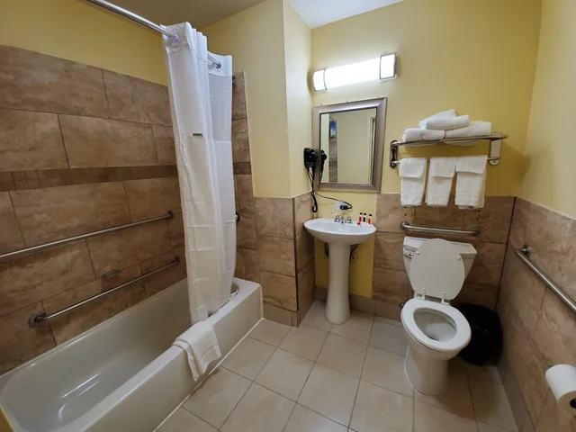 غرفة بسريرين مزدوجين في الطابق العلوي لذوي الإعاقة، Days Inn by Wyndham Atlanta/Southlake/Morrow 7/8