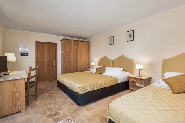 غرفة كلاسيكية ثلاثية بسرير مزدوج وسرير فردي، Relais La Fattoria 2/5