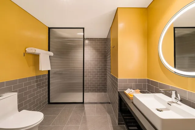 Suite, King Bed, HIIVE by Fusion Binh Duong New City 5/7