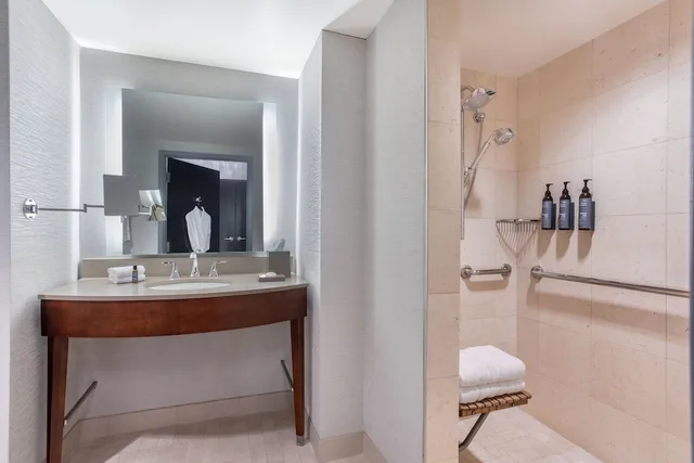 غرفة كلوب بسرير كينج بإطلالة على المدينة مع أريكة لذوي الإعاقة، The Westin Buckhead 4/4