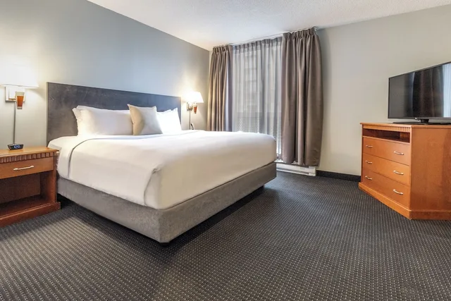 جناح بسرير كينج مع أريكة بمطبخ، Hotel Saint Laurent Montreal 1/2