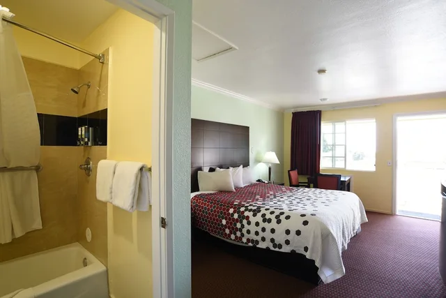 غرفة قياسية بسرير كينج، Econo Lodge 5/7
