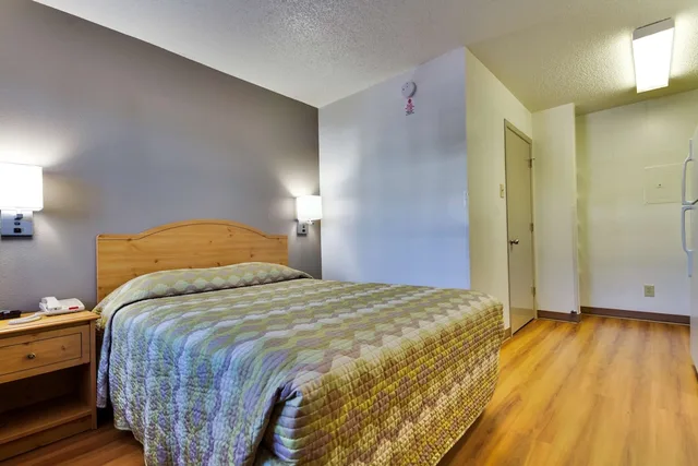 غرفة قياسية بسرير كوين، Studio6 Dallas, TX - Garland - Northeast 4/9