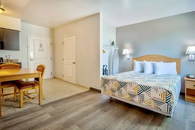 Deluxe, Queen Bed, Accessible, OYO 1001536 Studio6 Bakersfield, CA 1/9