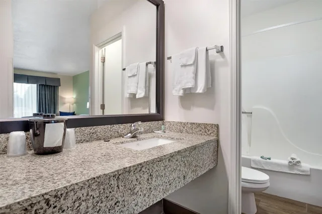 غرفة قياسية بسريرين كوين، Best Western Navarre Waterfront 7/8