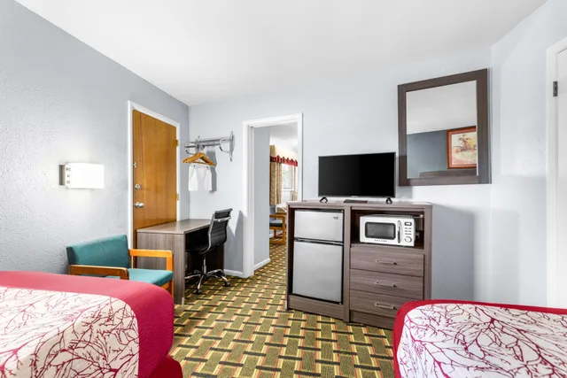 غرفة بسرير مزدوج وسرير فردي، Americas Best Value Inn Belleville 3/4