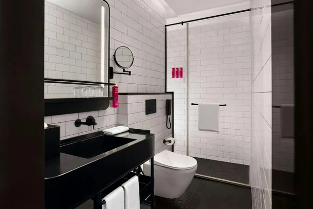 Director, Studio, King Bed, Skyline View, Sofa, Next to Elevator، Moxy Mumbai Andheri West 4/4