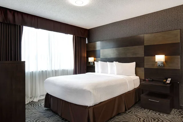 غرفة بزنس بسرير كوين، Days Inn by Wyndham Calgary South 2/6