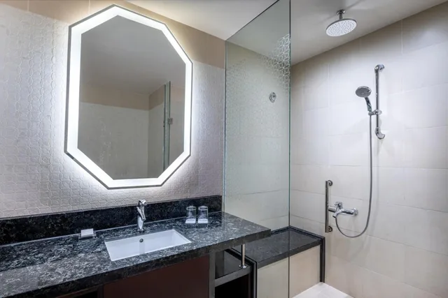 جناح تنفيذي بسرير كينج بغرفة نوم واحدة مع أريكة، فندق جبل عمر ماريوت مكة(Jabal Omar Marriott Hotel Makkah) 10/10