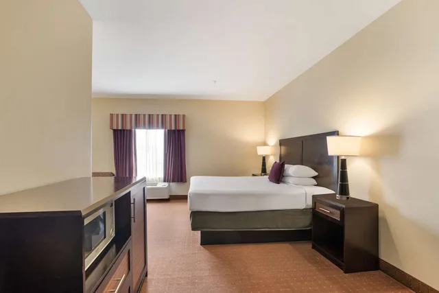 غرفة بسرير كينج مع أريكة، Knights Inn Bunkie 1/4