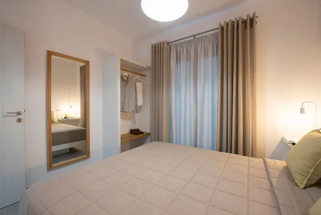 جناح بسريرين مزدوجين بإطلالة على البحر بغرفتي نوم مع أريكة بمسبح خاص، Valery Suites 3/5
