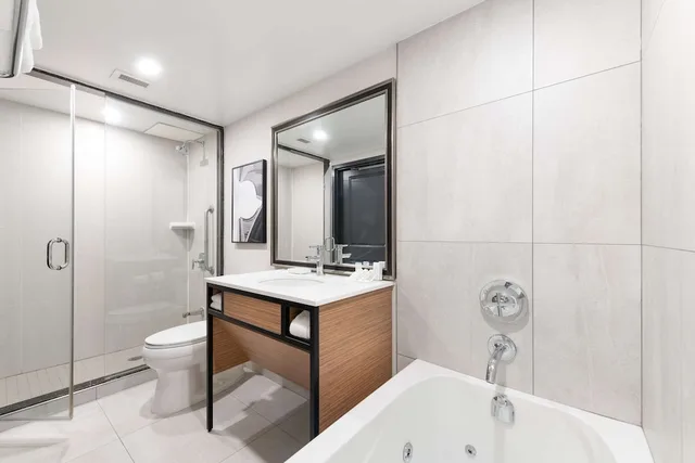 Evolution, Suite, King Bed, Sofa, Hot Tub، Hilton Garden Inn Toronto Airport 3/7