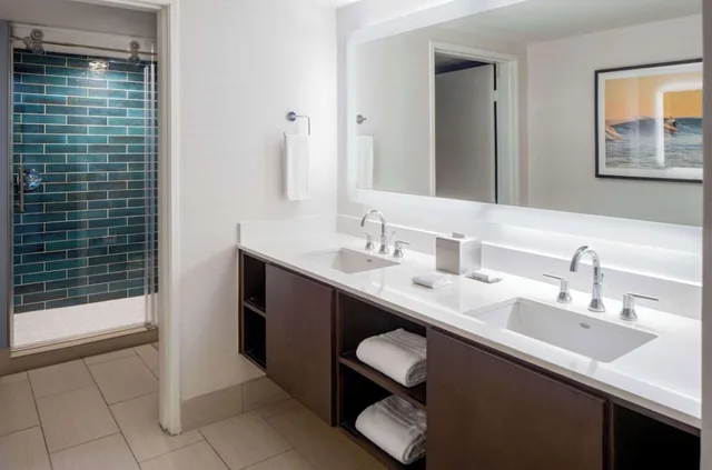 جناح بسرير كينج بإطلالة على البحر بشرفة بغرفة نوم واحدة مع أريكة، Hilton Garden Inn Dana Point Doheny Beach 1/1