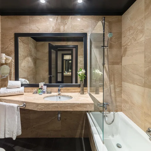 غرفة بسرير كينج، H10 Marina Barcelona 5/6