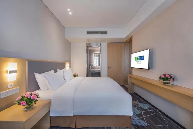 1 Bedroom, Suite, King Bed, Holiday Inn Express Yantai Yeda 1/1