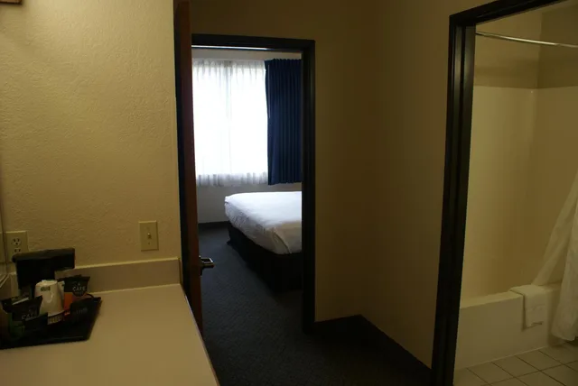 جناح بسرير كينج بغرفة نوم واحدة مع أريكة لذوي الإعاقة، Country Inn & Suites By Radisson Lansing MI 2/2