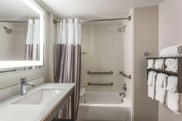 غرفة بسريرين كوين لذوي الإعاقة، La Quinta Inn & Suites by Wyndham Columbus North 3/3