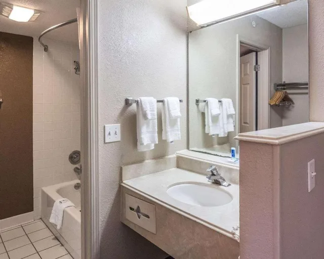 Room, King Bed, Economy Inn & Suites Shreveport 4/6