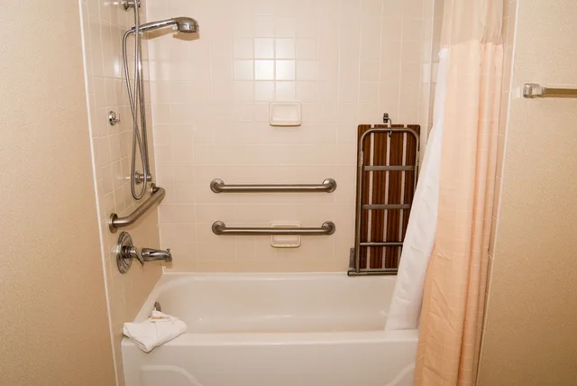 غرفة بسرير كينج لذوي الإعاقة، Quality Inn and Conference Center Springfield OH 3/3