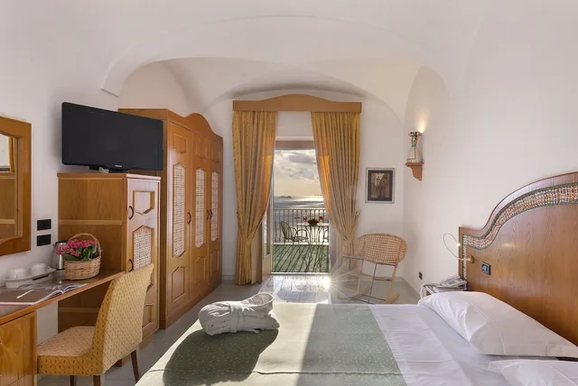 غرفة كلاسيكية بسريرين منفصلين بإطلالة على البحر بشرفة، Hotel Tramonto d'Oro 3/7