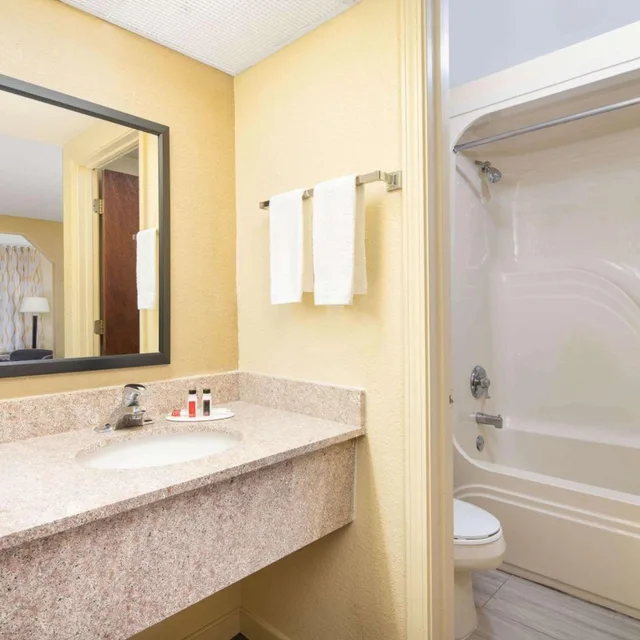 غرفة بسرير كينج للمدخنين، Days Inn By Wyndham Thomaston 6/6