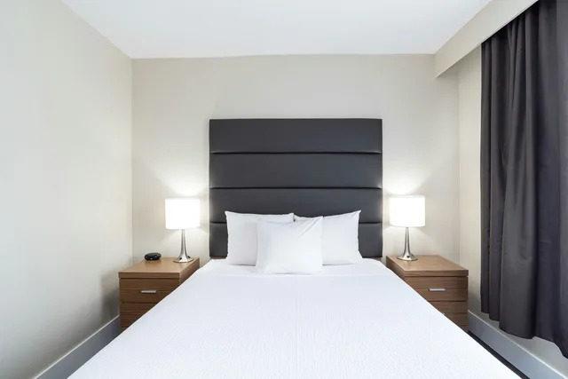 جناح بسرير كوين مع أريكة بمطبخ صغير، Sandman Hotel Grande Prairie 1/4