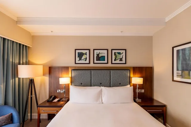 Deluxe, Queen Bed, DoubleTree by Hilton London Victoria 2/9