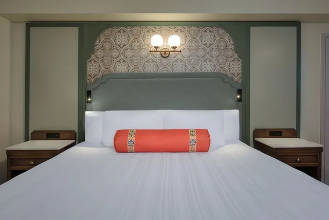 غرفة بسرير كينج لذوي الإعاقة، Disneys Port Orleans Resort French Quarter 1/3